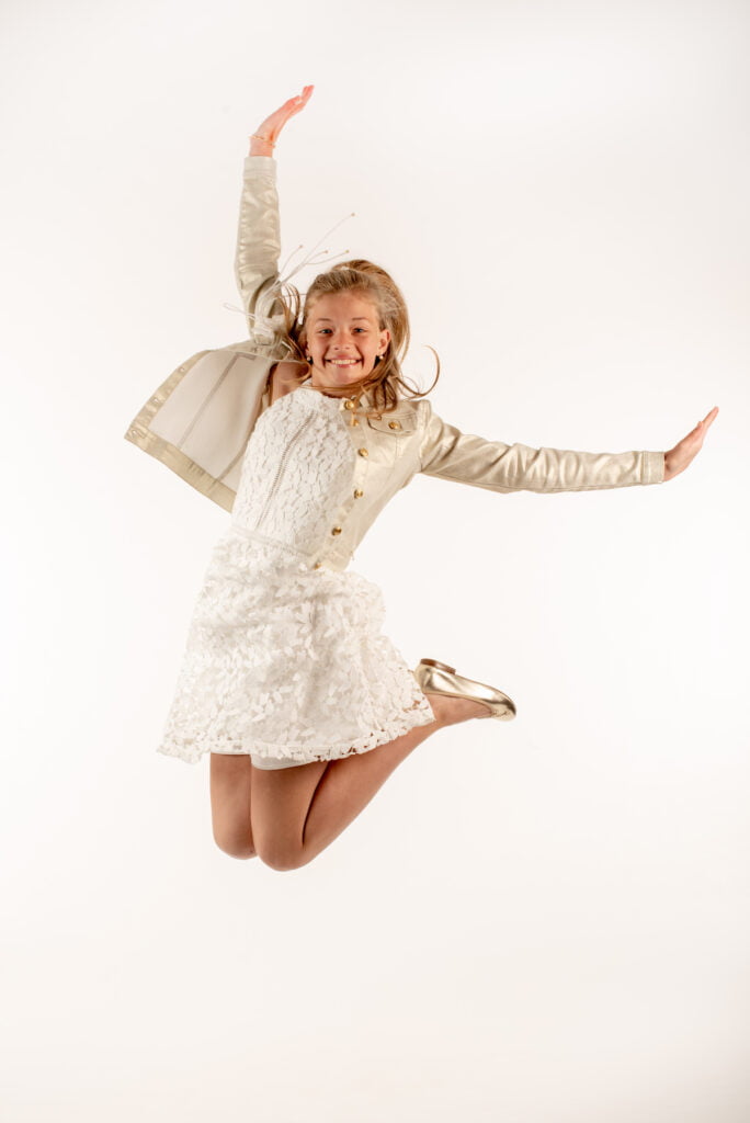 lentefeest spring foto van meisje in wit kleedje in de fotostudio