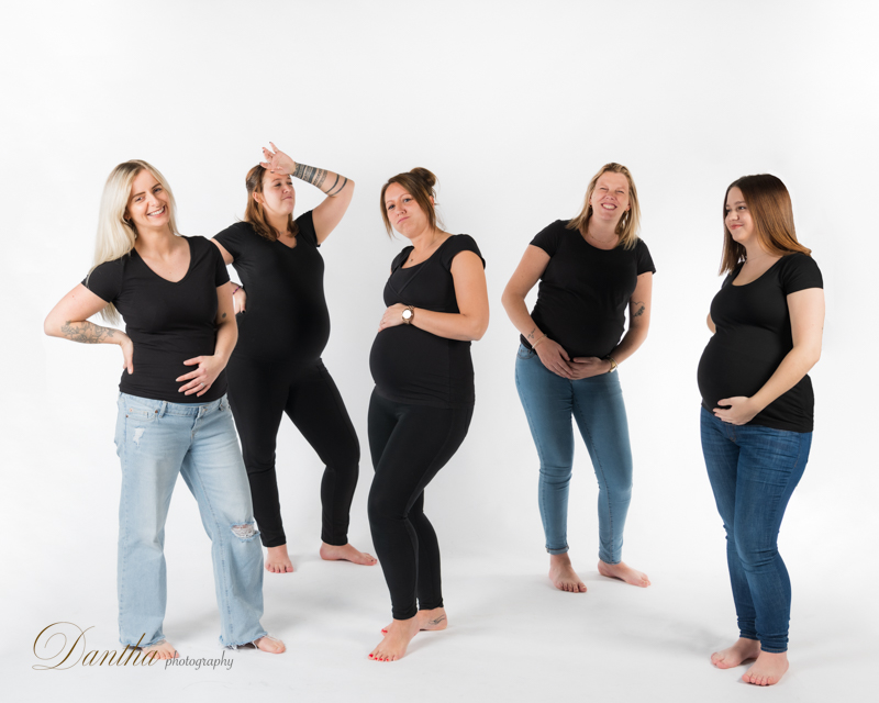 Zwangerschapshoot in de studio, met partner en grote broer of zus of alleen, foto’s van je bolle buik, in een speciaal kleedje of met blote buik… bij Dantha Photography