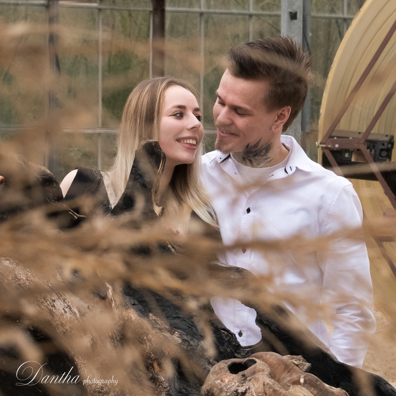 Intieme liefdesfoto met 2 jonge mensen achter verbrande boom in Verbeke Foundation